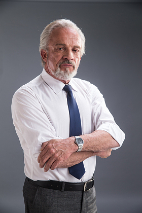 权威商务老年男人