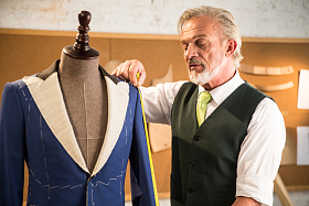 权威的服装设计师照片