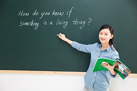 女教师在教室里图片