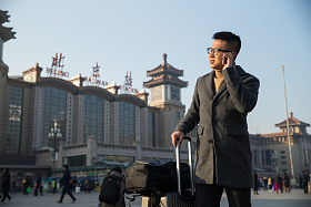 青年男人在火车站图片