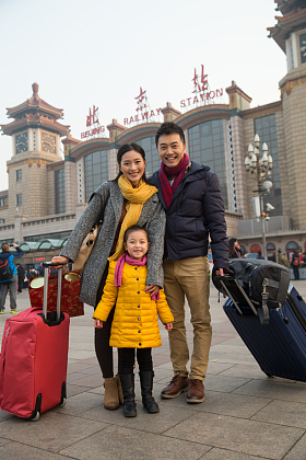 幸福家庭在站前广场照片