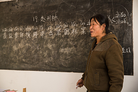 乡村女教师在教室里照片