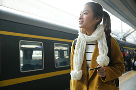 青年女人在车站月台