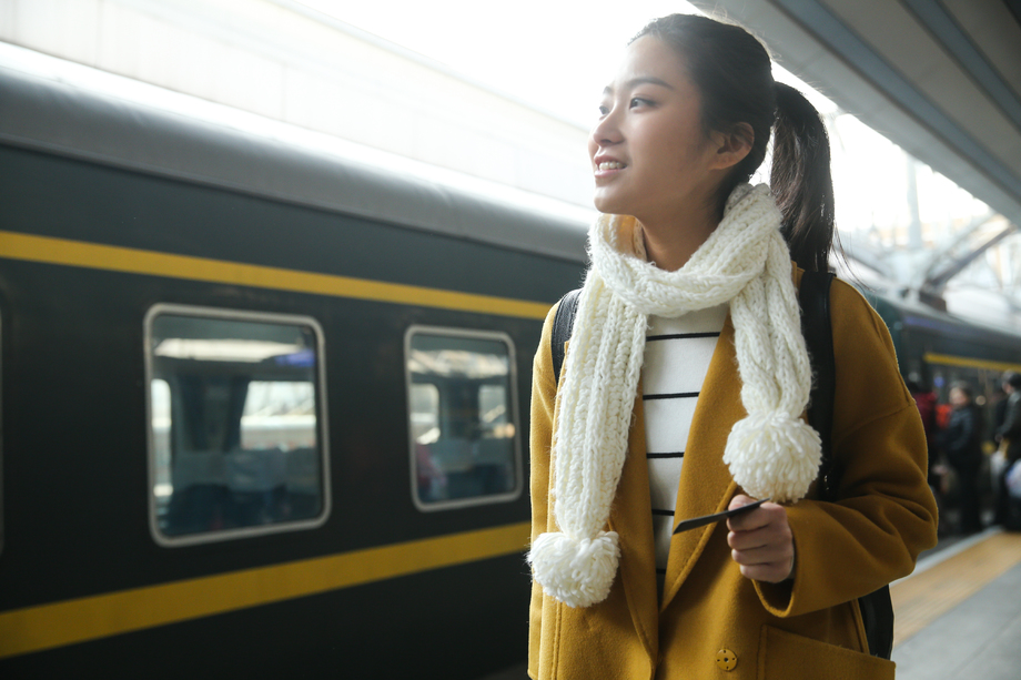 青年女人在车站月台