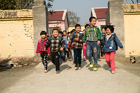 乡村小学生在放学回家图片