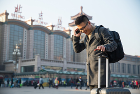 青年男人在火车站图片