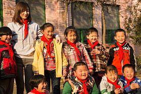 乡村教师和小学生在学校