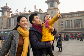 幸福家庭在站前广场图片