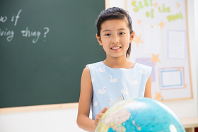 小学女生在教室里照片