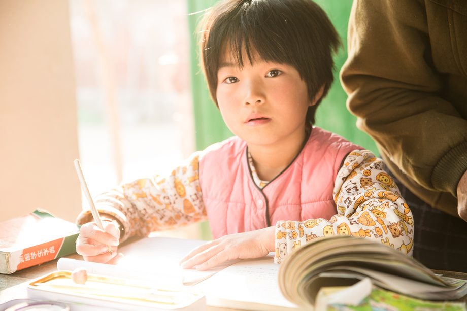 乡村小学里的小学女生图片