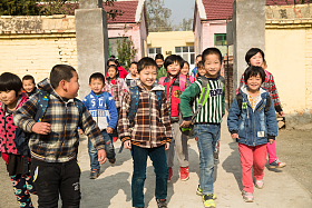 乡村小学生在放学回家照片
