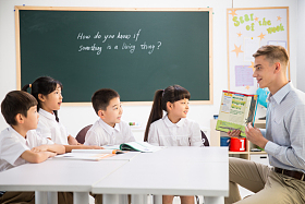 教师和小学生在教室里图片