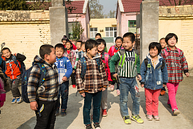 乡村小学生在放学回家图片