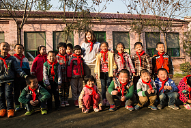 乡村教师和小学生在学校