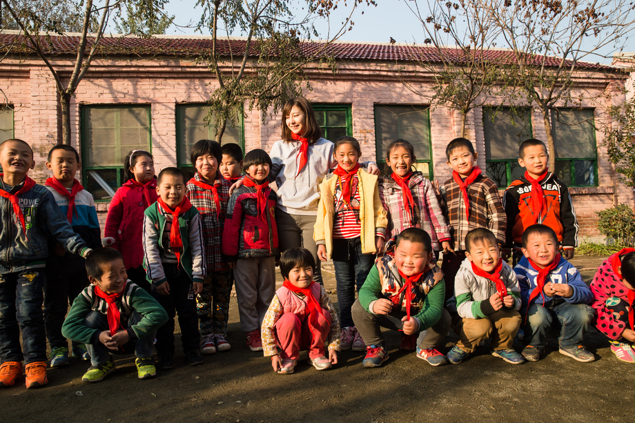 乡村教师和小学生在学校 乡村教师和小学生在学校
