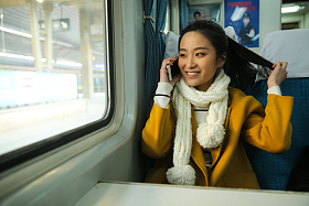 青年女人在火车上照片