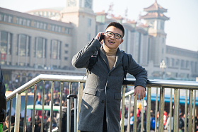 青年男人在火车站照片