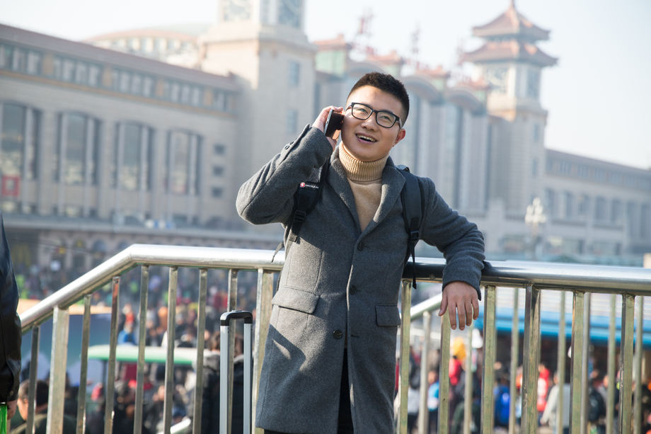 青年男人在火车站照片 青年男人在火车站照片