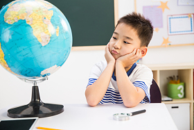 小学男生在教室里图片