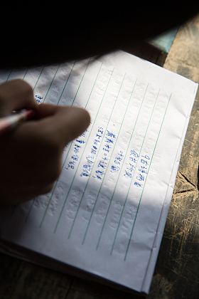 乡村小学里的小学生学习图片