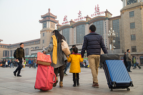 幸福家庭在站前广场图片