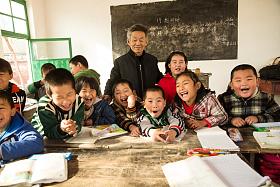乡村男教师和小学生在教室