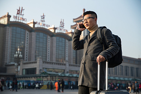 青年男人在火车站图片