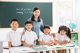 老师和小学生们在教室里照片
