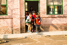 乡村教师和小学生在学校
