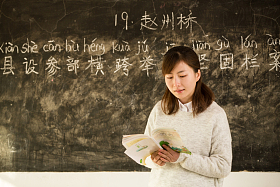 乡村女教师在教室里图片