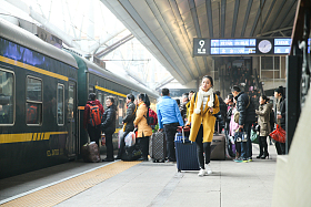 青年女人在车站月台