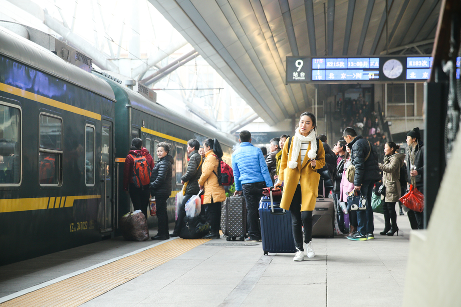 青年女人在车站月台