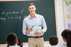教师和小学生在教室