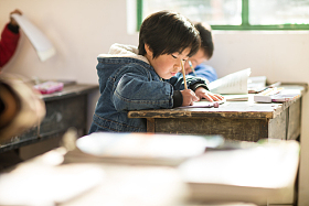 乡村小学里的小学女生图片