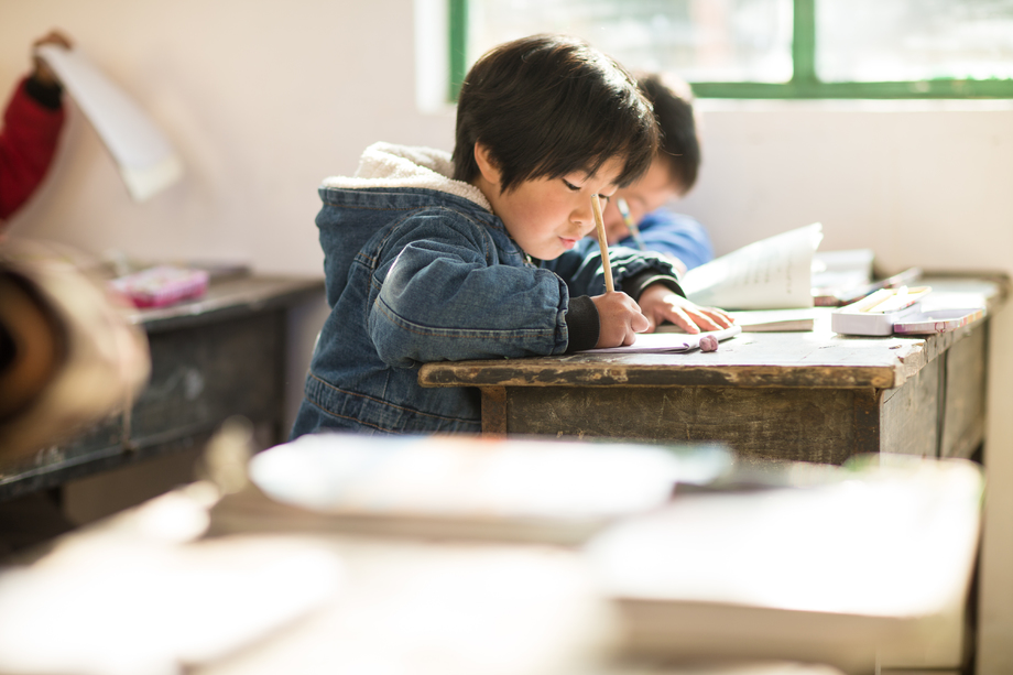乡村小学里的小学女生图片
