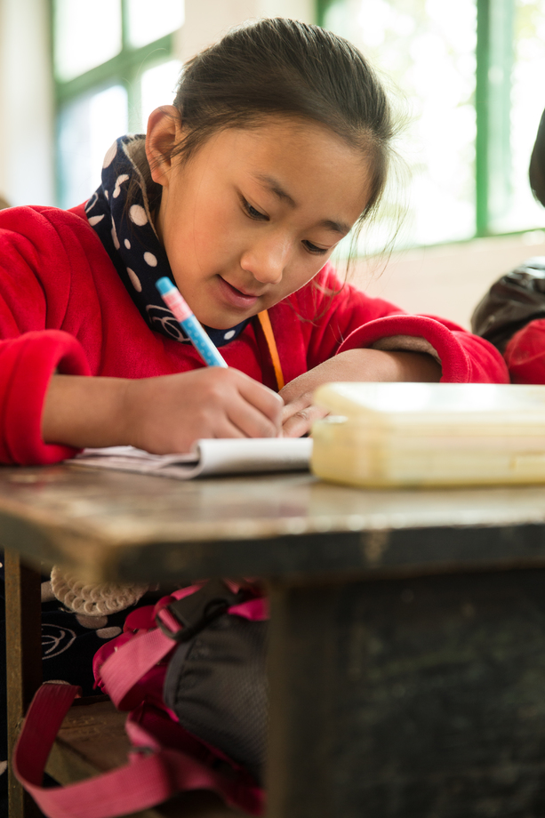 乡村小学里的小学女生图片