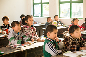 乡村小学里的小学生