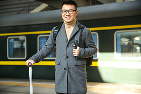 青年男人在车站月台图片