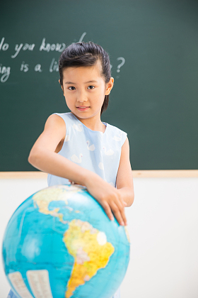 小学女生在教室里图片