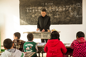 乡村男教师和小学生在教室