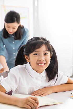 老师和小学生们在教室里照片