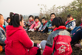 欢乐的乡村小学生图片