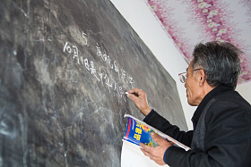 乡村小学老师在上课图片