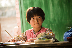 乡村小学里的小学女生照片
