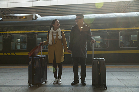 青年情侣在火车站图片