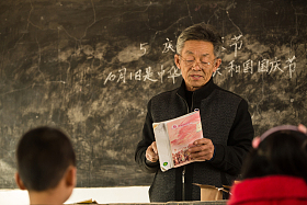 乡村男教师和小学生在教室