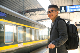 青年男人在车站月台图片