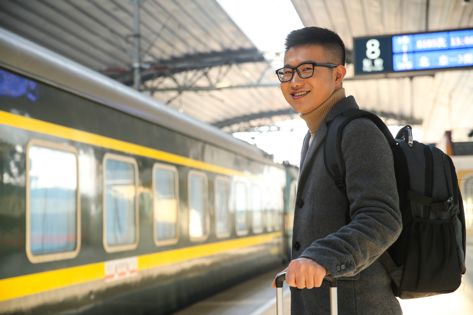 青年男人在车站月台图片