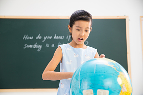 小学女生在教室