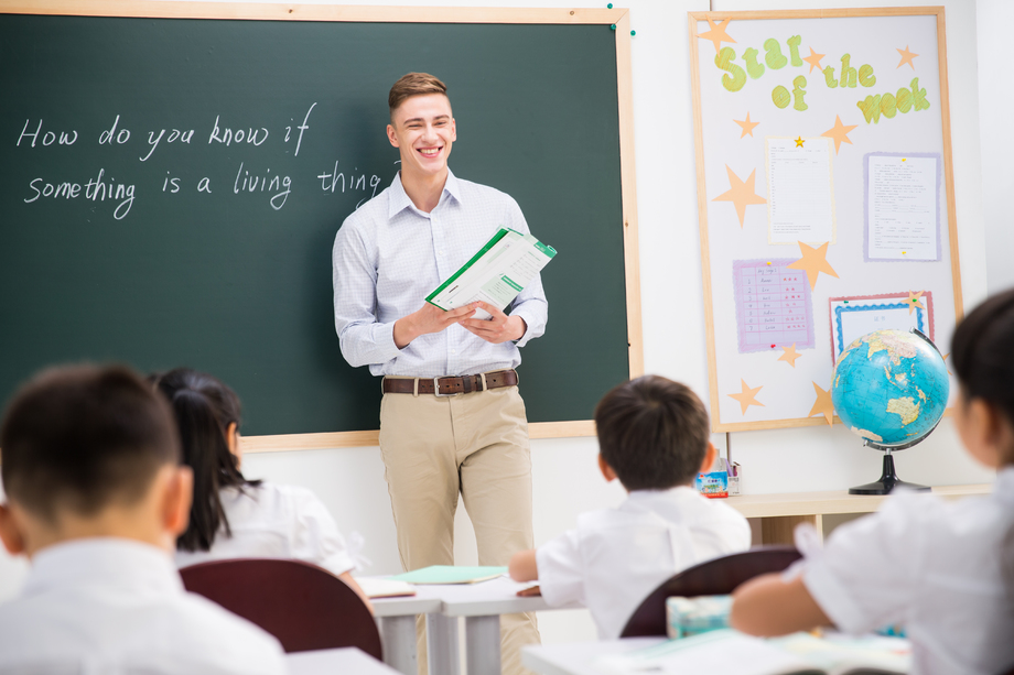 教师和小学生在教室里照片